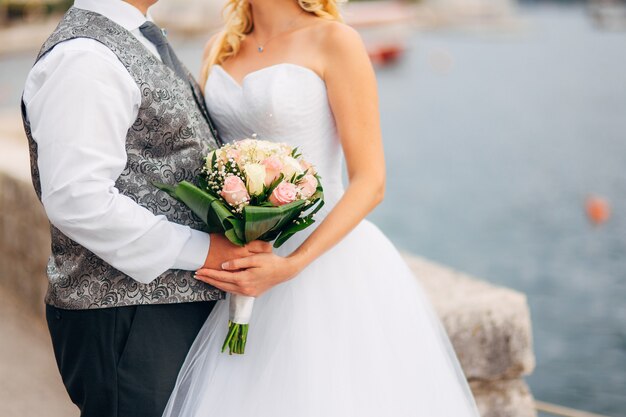 Hochzeitsblumenstrauß in den Händen der Braut. Hochzeit in Montenegro