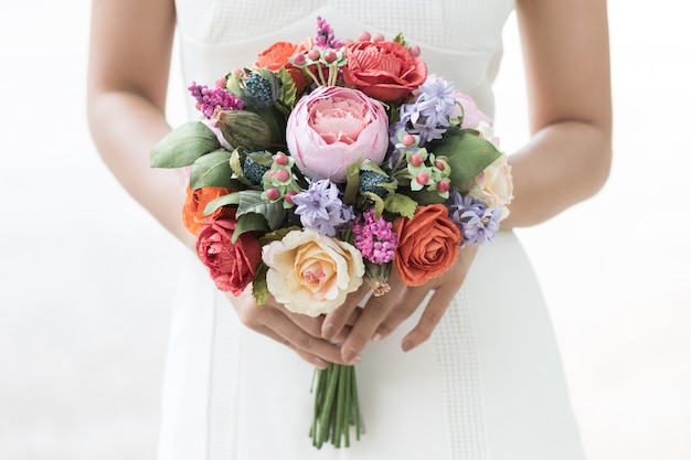 Hochzeitsblumenstrauß in den Händen der Braut.