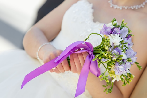 Hochzeitsblumenstrauß in den Händen der Braut