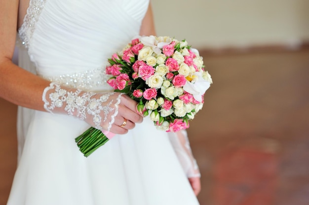 Hochzeitsblumenstrauß in den Händen der Braut