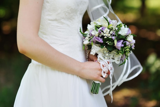 Hochzeitsblumenstrauß in den Händen der Braut