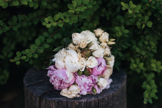 Hochzeitsblumenstrauß mit den weißen und rosa Pfingstrosen in der Natur