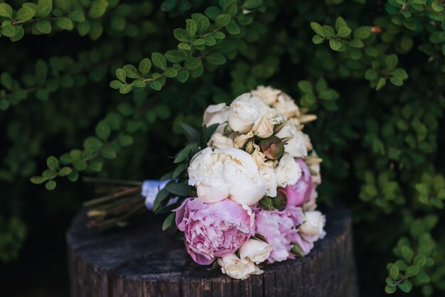 Hochzeitsblumenstrauß mit den weißen und rosa Pfingstrosen in der Natur