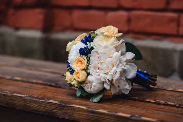 Hochzeitsblumenstrauß mit gelben Rosen und weißen Pfingstrosen