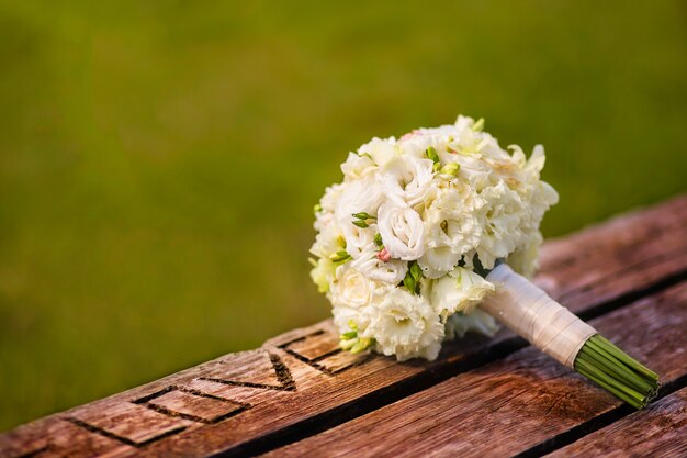 Hochzeitsblumenstrauß mit weißen Rosen