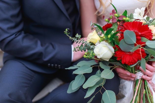 Hochzeitsblumenstrauß von Blumen einschließlich rotes hypericum