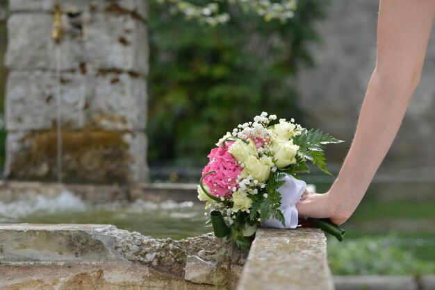 Hochzeitsblumenstrauß von Blumen in der Hand die Braut