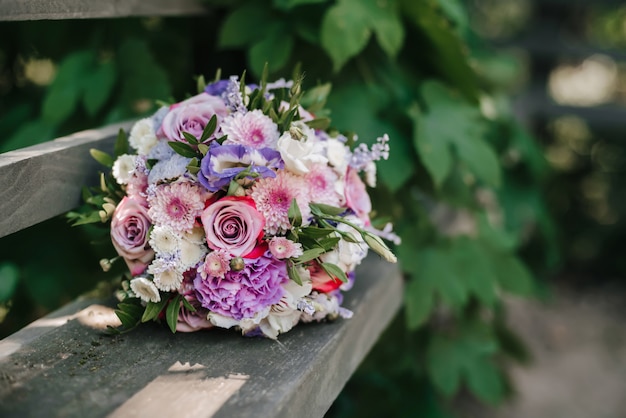 Hochzeitsblumenstrauß von Rosen und von rosa Chrysanthemen