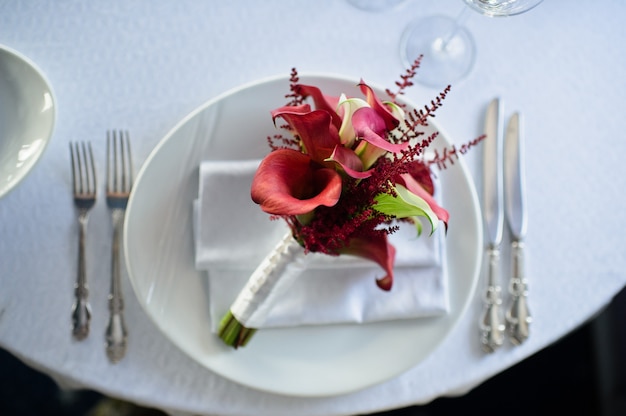 Hochzeitsblumenstrauß von roten Blumen Callalilie