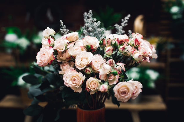 Hochzeitsblumenstrauß von weißen rosa Rosen