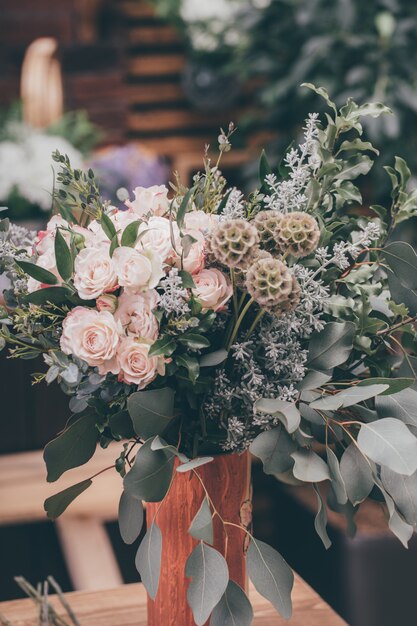 Hochzeitsblumenstrauß von weißen rosa Rosen