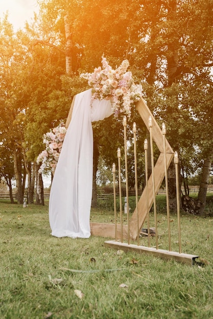 Hochzeitsbogen mit Blumen geschmückt