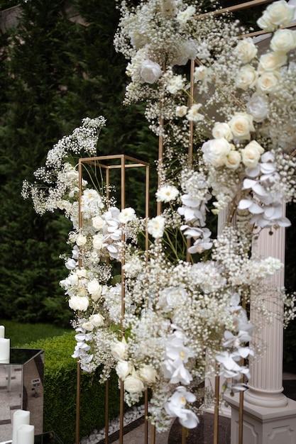 Hochzeitsbogen mit weißen Blumenarrangements Hochzeitsdeko