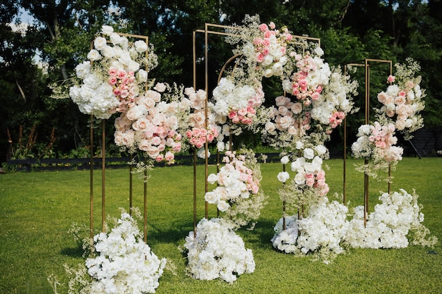 Hochzeitsbogen verziert mit weißen und rosa Rosen