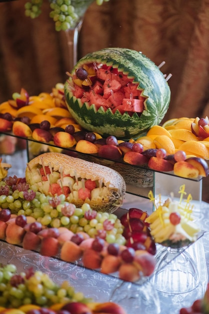 Hochzeitsbuffet mit verschiedenen frischen Früchten