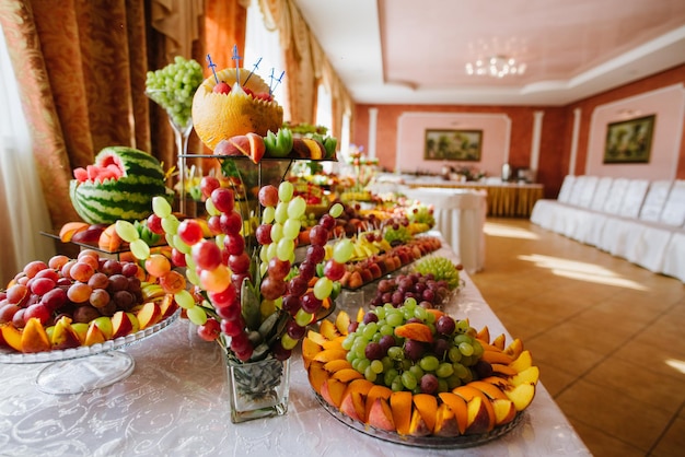 Hochzeitsbuffet mit verschiedenen frischen Früchten