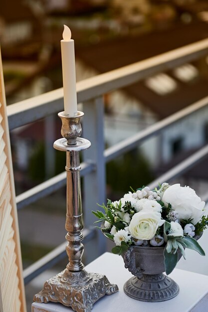 Hochzeitsdeko Blumenarrangement mit Beeren weiße Blumen Alter Kerzenhalter aus Metall