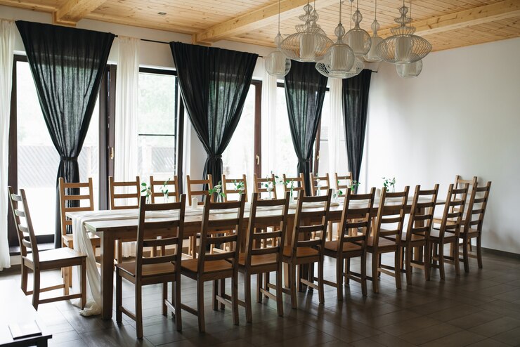 Hochzeitsdekor. Hochzeitsinnenraum. Festliche Einrichtung. Tischdekoration. Tabellenlayout. Restaurant Interieur. Auswahlfokus