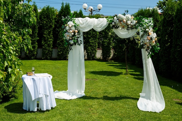 Hochzeitsdekoration am Hochzeitstag für das Brautpaar