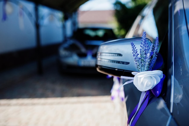 Hochzeitsdekoration aus Lavendel im Spiegel des Autos