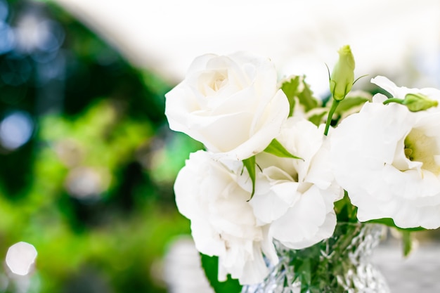 Hochzeitsdekoration Tischdekor und floraler Schönheitsstrauß aus weißen Rosen im Luxusrestaurant schön...