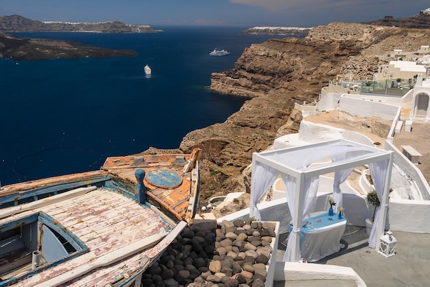 Hochzeitsdekoration und Boot auf dem Berg von Santorini