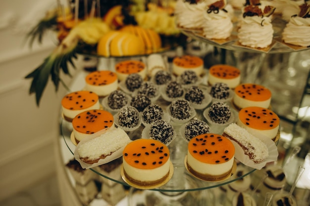 Hochzeitsdekorationen Empfangsbuffet Obst und Käse auf Tellern mit Brot in Schachteln Essensbar mit Blumen und Laternen geschmückt