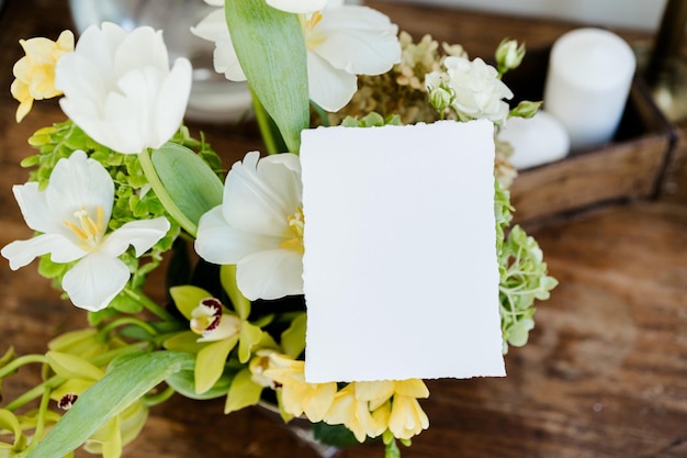 Hochzeitseinladung handamde Papierdeckle-Randkarte auf Blumenhintergrund Vertikaler Frühlingsmock-up