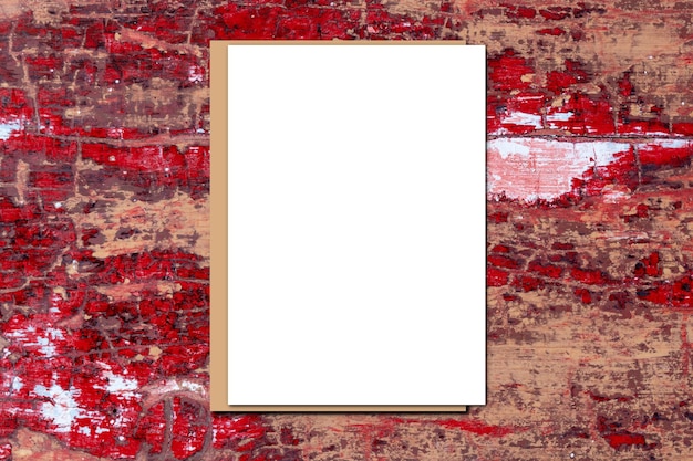 Hochzeitseinladungs-Mockup-leere Party-Einladungs-Karte in rotem altem altem hölzernem Hintergrund für Briefdesigneinladung