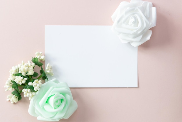 Hochzeitseinladungsvorlage freier Platz für Text auf rosa Hintergrund Hochzeitseinladungsmodell