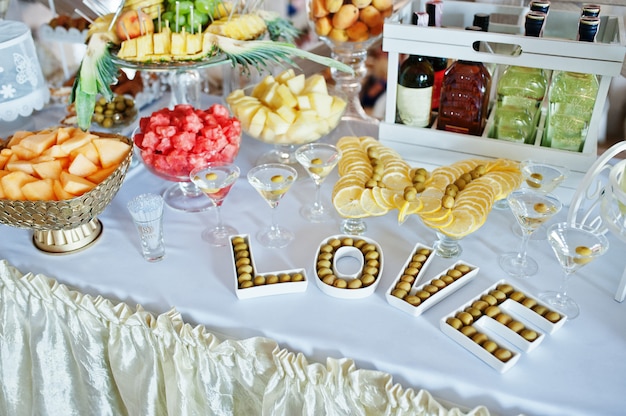 Hochzeitsempfang mit Süßigkeiten, Getränken und Früchten