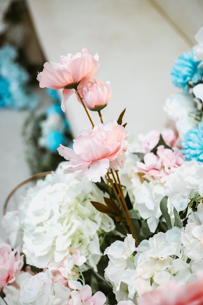 Hochzeitsessen. Mit Blumen geschmückt.