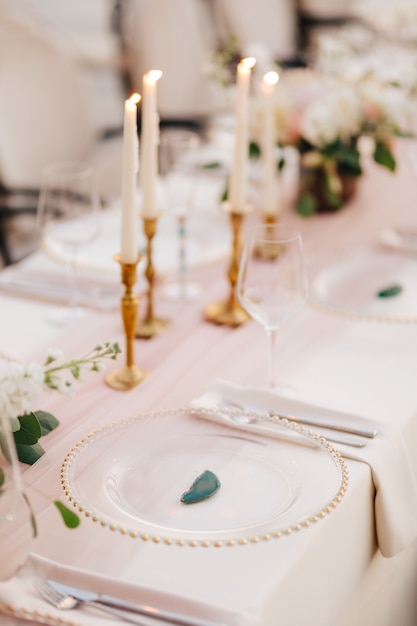 Hochzeitsessen Tischempfang Nahaufnahme von Wildcard mit Goldperlen transparenter Glasläufer von Pink