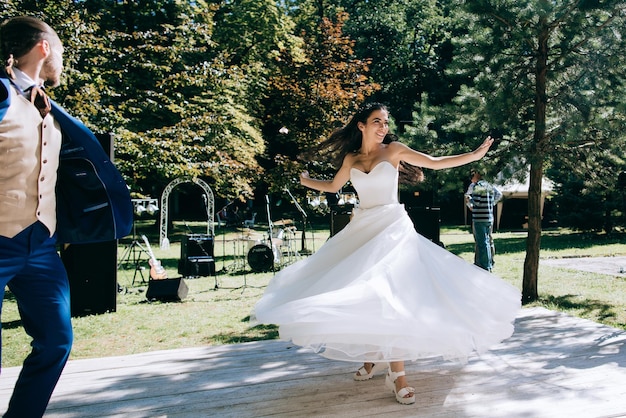 Hochzeitsfeier im Freien Freilufttannen Hochzeitstanz glückliche Braut und Bräutigamx9