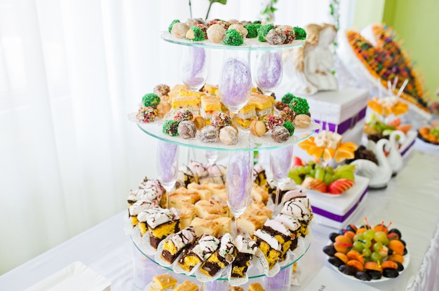 Hochzeitsfeier mit Obst und Kuchen