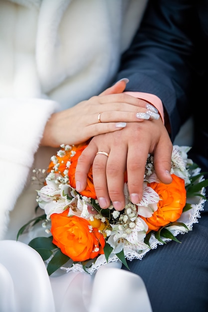 Hochzeitsfoto eines jungen Liebespaares, das gerade verheiratet ist