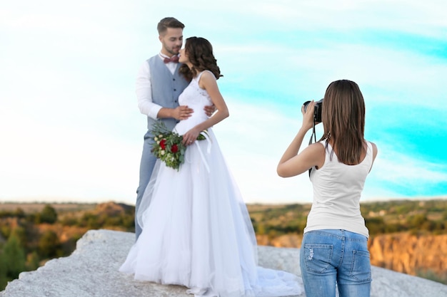 Hochzeitsfotograf, der ein Foto von Braut und Bräutigam macht