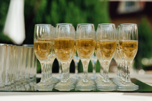 Hochzeitsgläser gefüllt mit Champagner beim Bankett