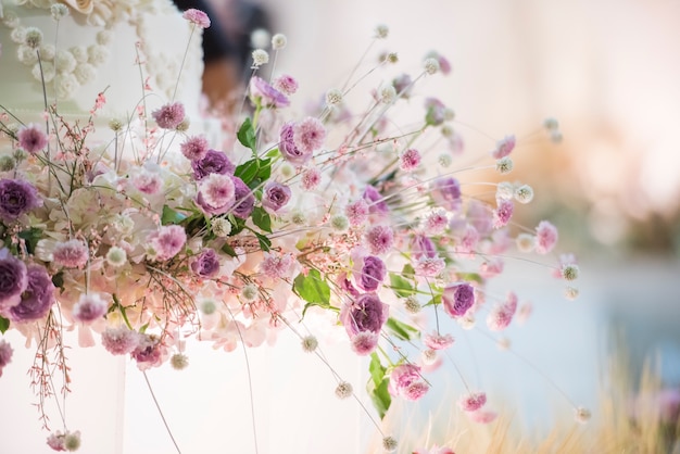 Hochzeitshintergrund mit Blumen- und Hochzeitsdekoration