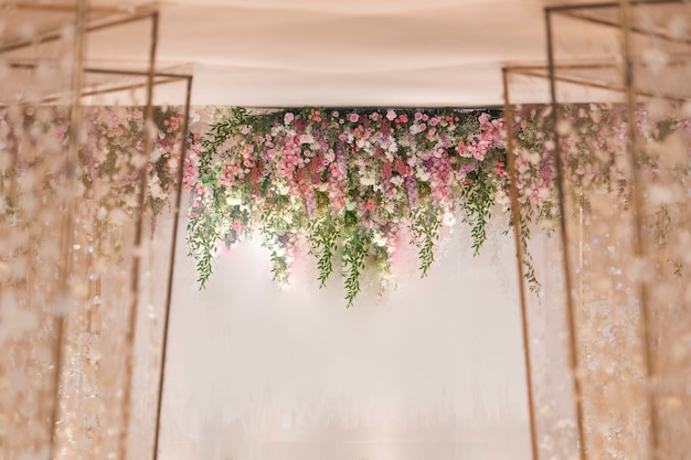 Hochzeitshintergrund mit Blumen- und Hochzeitsdekoration