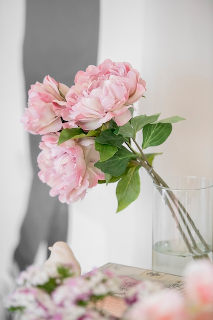 Hochzeitshintergrund mit Blumen- und Hochzeitsdekoration