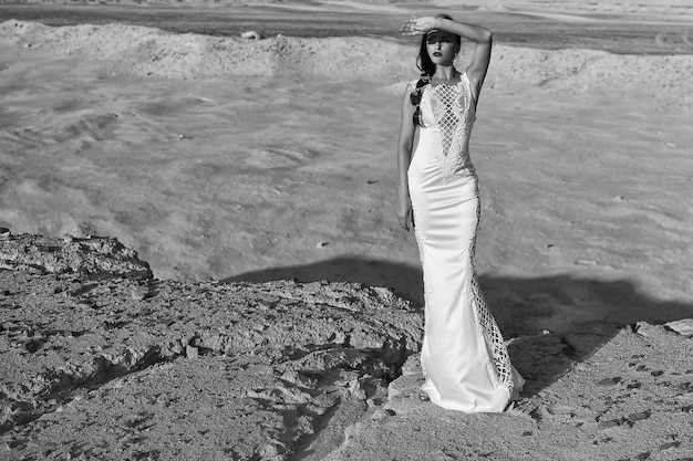 Hochzeitskleid auf Braut oder Frau in sonniger Wüste oder Sanddüne