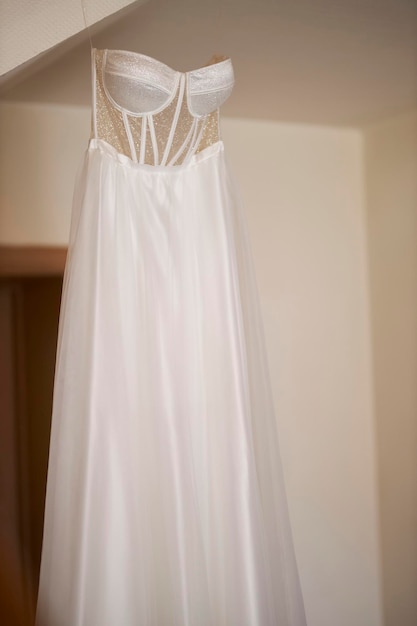 Hochzeitskleid, das an einem trempel schönen Hochzeitskleid hängt