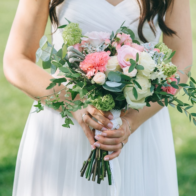 Hochzeitskleid, Hochzeitsringe, Hochzeitsstrauß