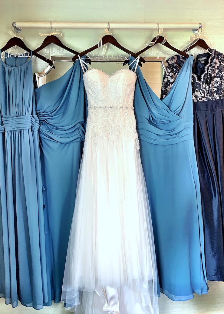 Foto hochzeitskleid und brautjungfernkleid hängen zusammen