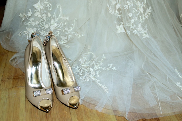 Hochzeitskleid und Schuhe