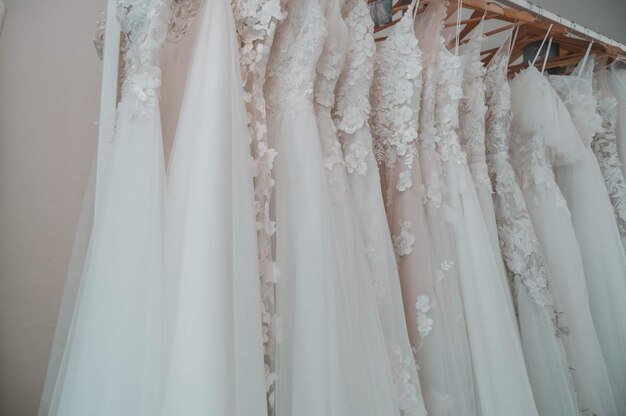 Hochzeitskleider hängen im Laden