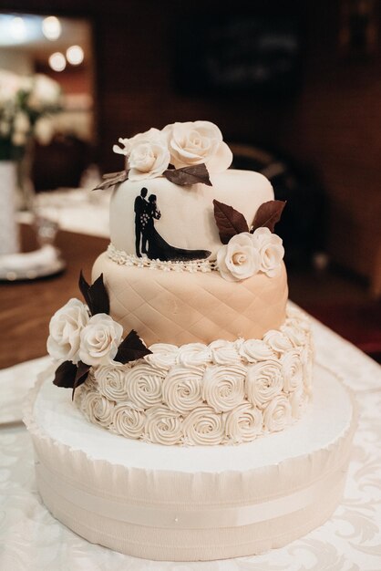 Foto hochzeitskuchen bei der hochzeit der jungvermählten