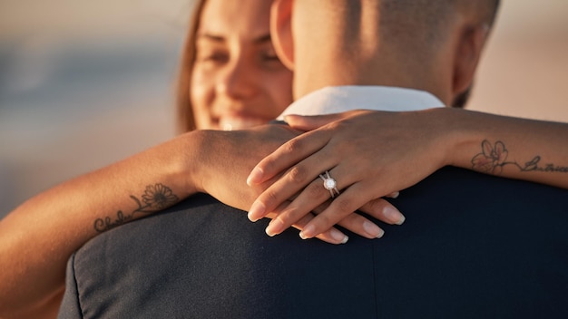 Hochzeitsliebe und Paarumarmung mit Ringglück und Feier für Lebenspartnerschaft und Vereinigung bei der Zeremonie Fröhlicher Diamant-Ehering und Hände von Frau, Mädchen oder Partner umarmen Mann