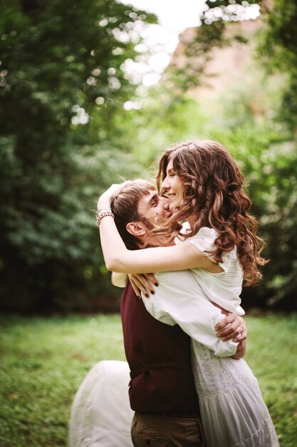 Hochzeitsliebevolles Paartanzen im Sommer